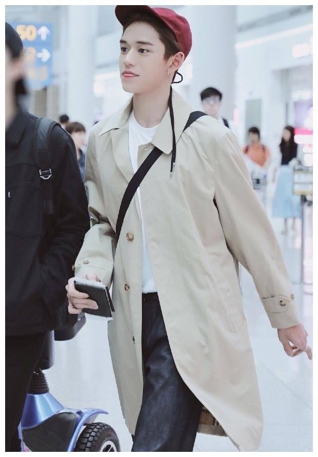 黄旭熙这个优秀的身高不是开玩笑的.