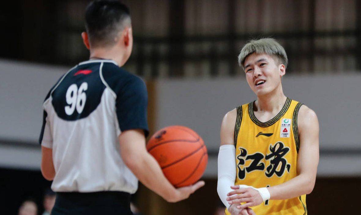 原创从小甜甜到牛夫人黄荣奇缘尽肯帝亚今夏或重返四川男篮