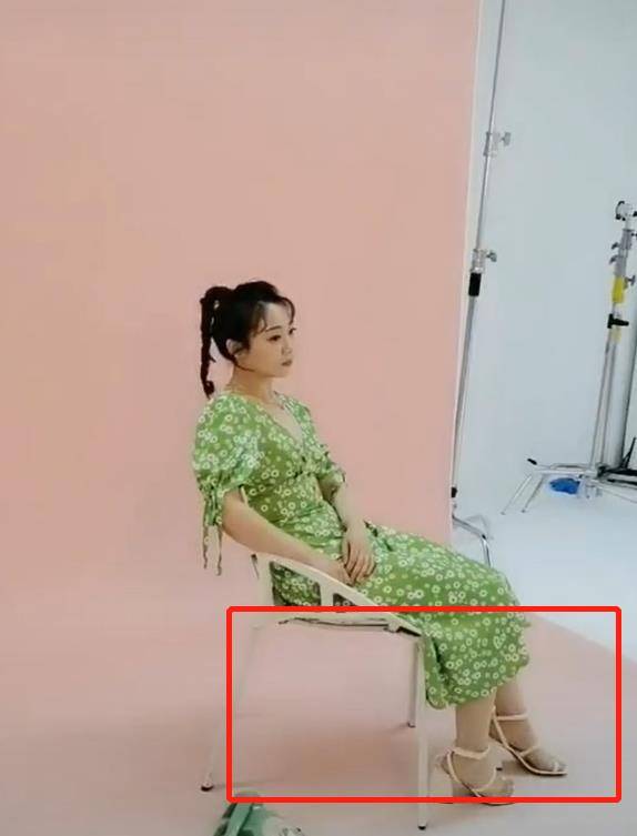 在另一张照片中,齐如意穿着一身绿色碎花裙子,露出的小腿部分也显得有