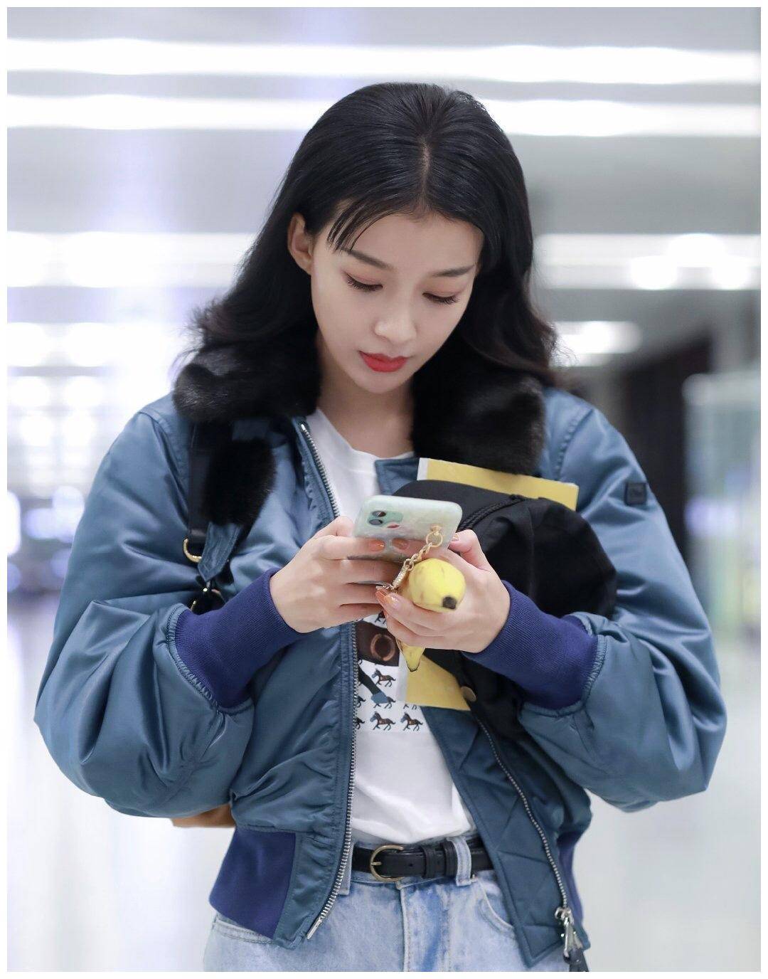 孙怡真的太会穿了,浅蓝色羽绒服配牛仔裤走机场,秒变18岁美少女_女性