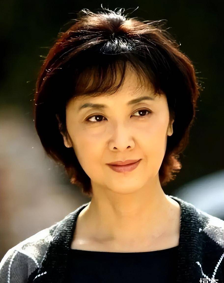 如今,68岁的朱琳依旧无儿无女,热爱旅游,丈夫也自愿当起了她的专属