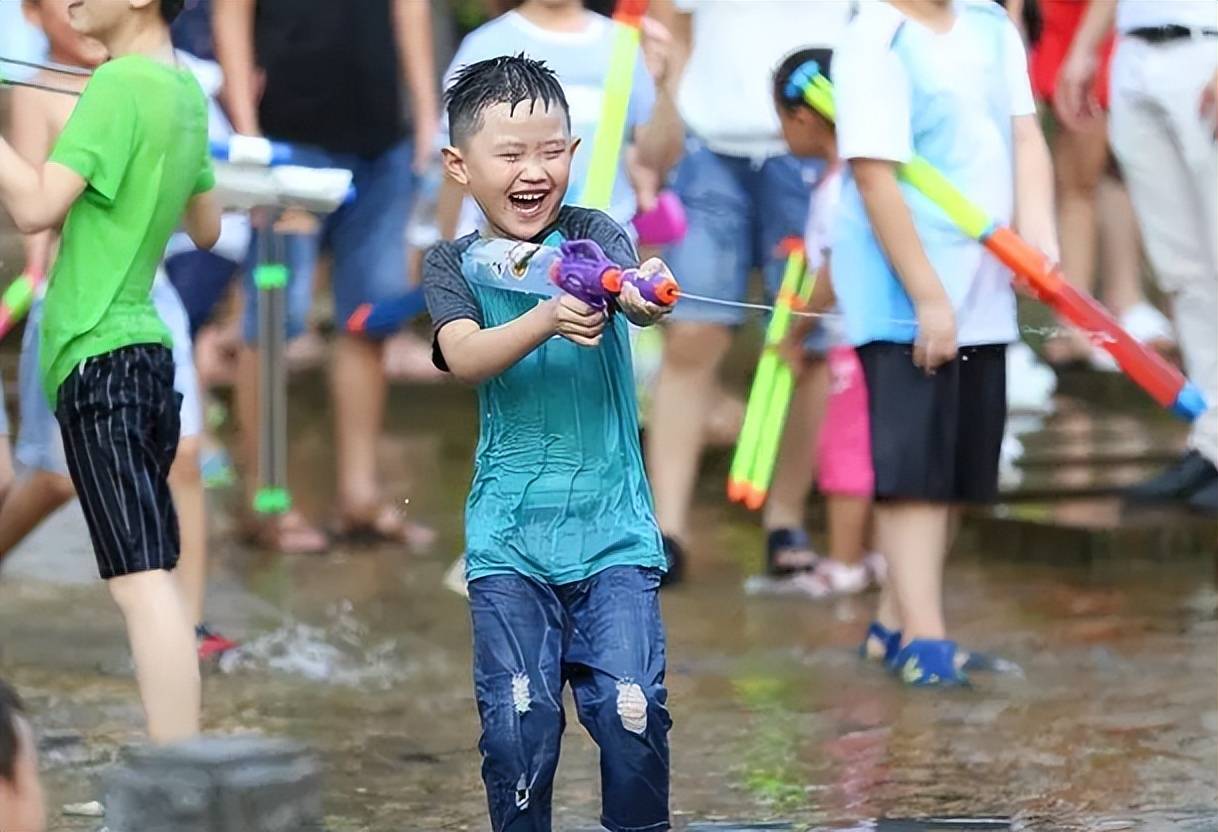 校长让学生体验＂溺水＂,一盆水讲清道理,孩子表示再也不去河边