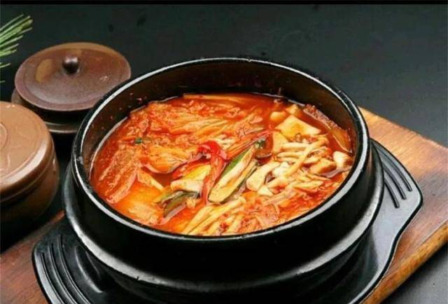 韩式大酱汤,食材丰富,汤汁香辣入味,搭配米饭,让你连吃两碗_备用_辣椒