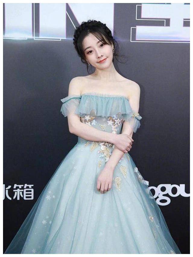露肩的设计还可以展示冯提莫的锁骨部分,更好地凸