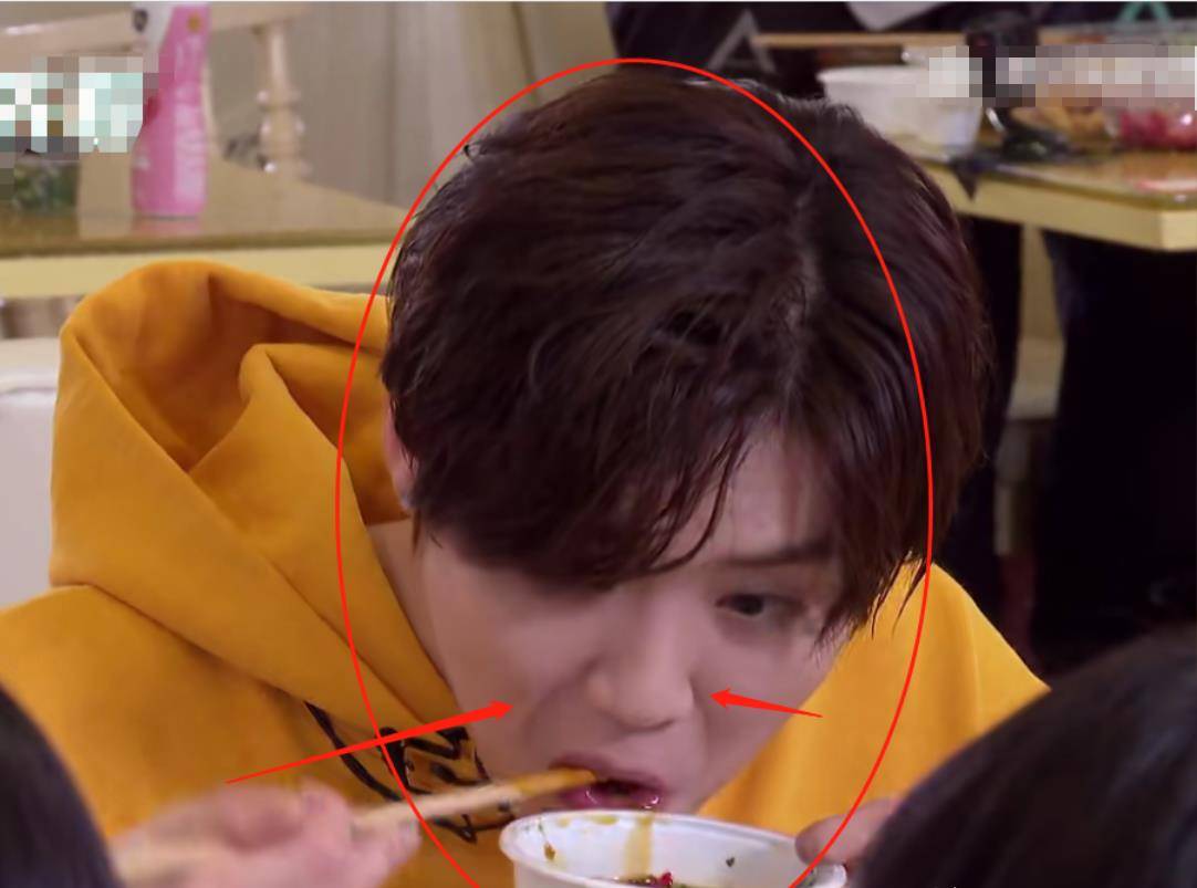 原创鹿晗和学员吃火锅太热脱妆真实皮肤被曝光终究是比关晓彤老了