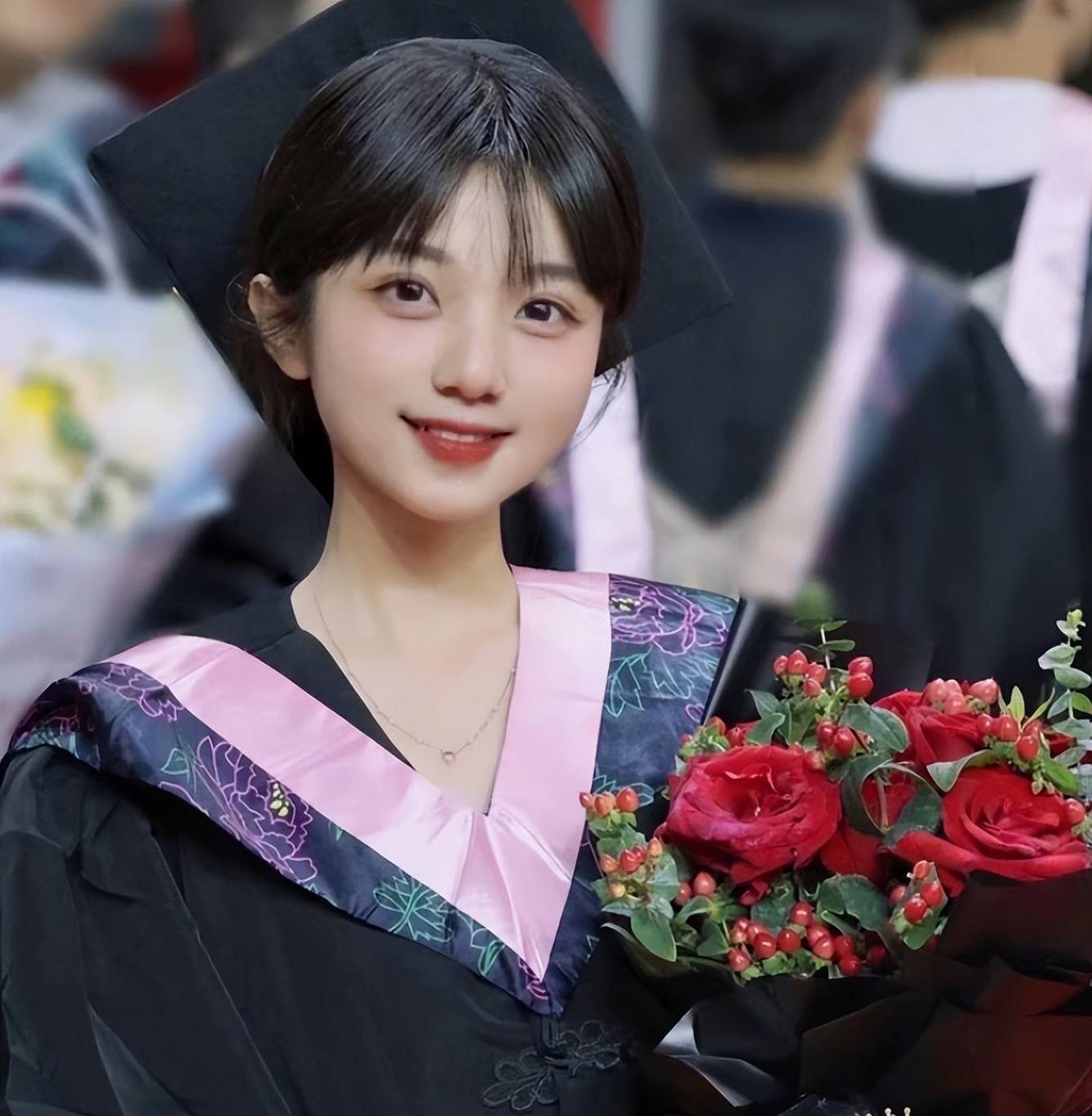 南大土家族女孩火了颜值学历双双在线评论区却酸成柠檬