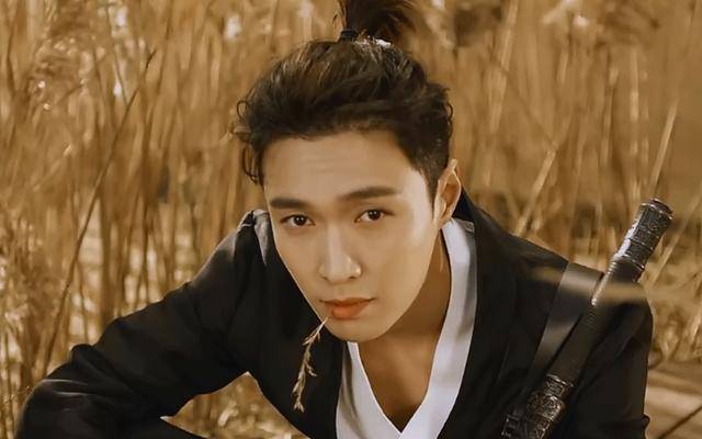 张艺兴国风古装造型,风度翩翩持剑少年郎,网友:脑补十万字!