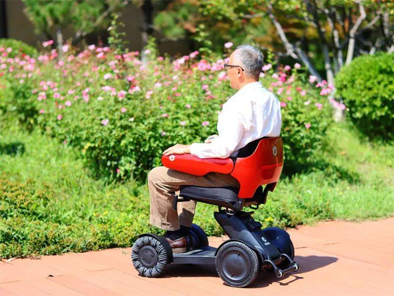 红色蜂鸟代步车:全向轮设计 过坎拐弯更顺畅 时尚与智能的结合