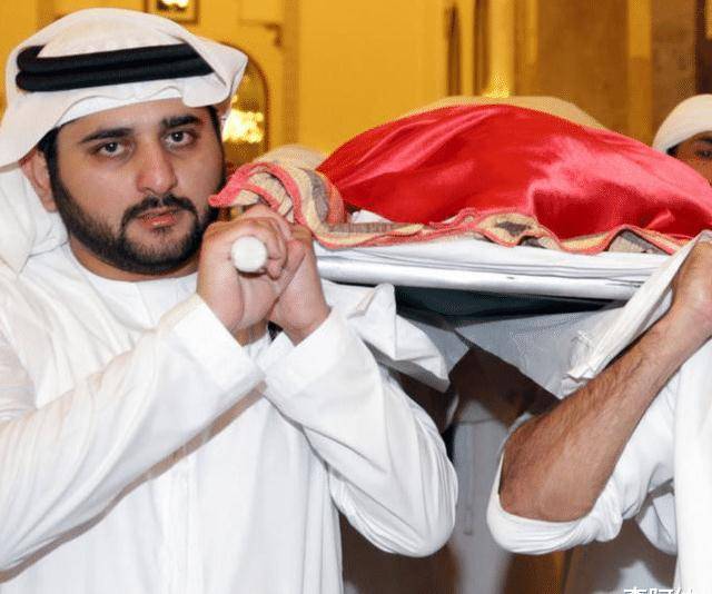 哥哥的葬礼结束后,哈曼单与身为嫂子的表妹再续前缘.