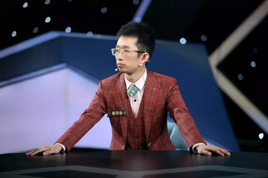 杨奇函说在网上认识了一个特别崇拜他,前期还在出镜间疯狂刷礼物的