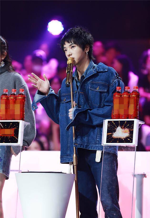 当然,合照后华晨宇将手机交给助理,可大家看华晨宇脸上的表情,他还是