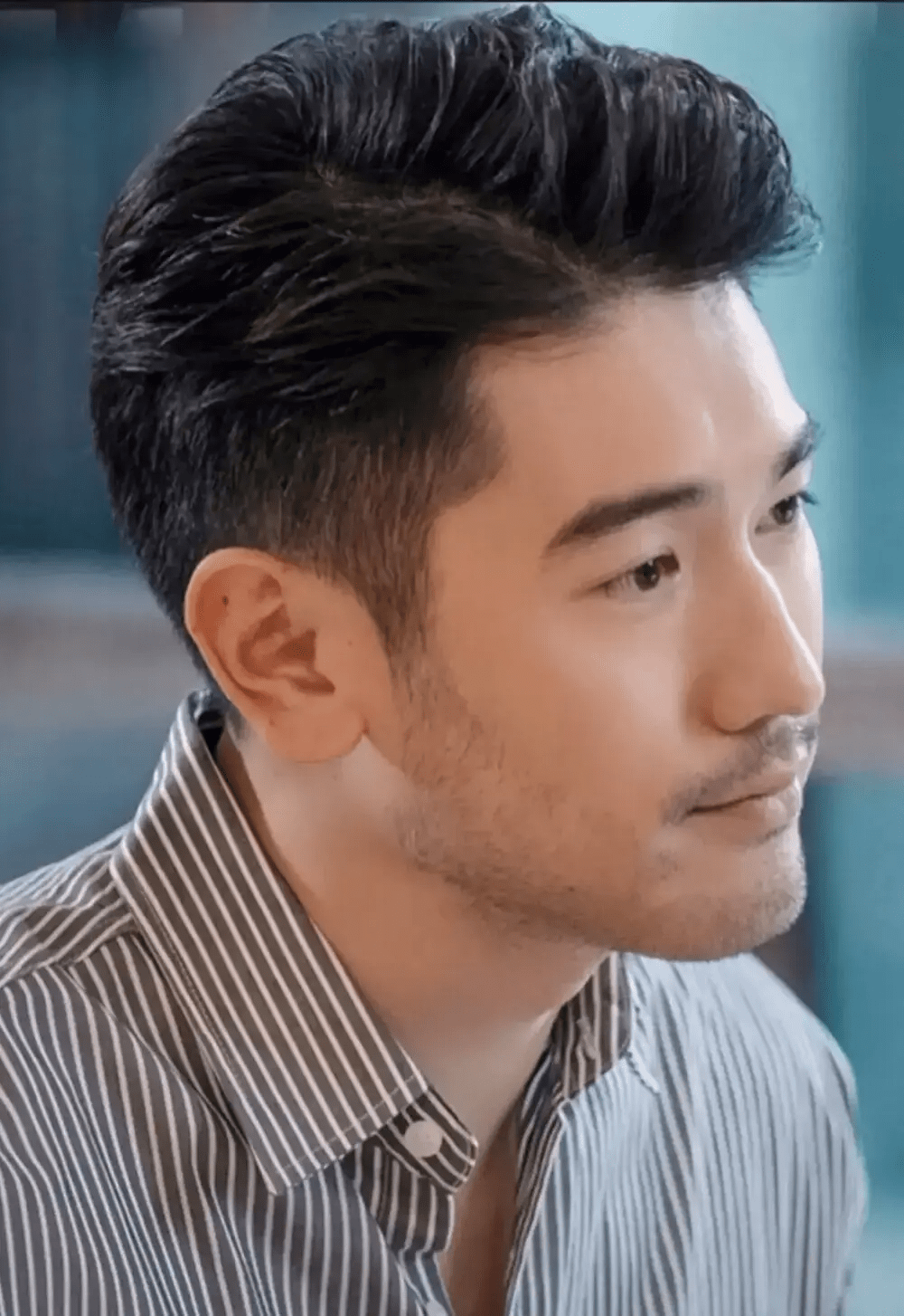 高以翔对别人的照顾和关怀给人带来了无限的温暖,尤其是那阳光的笑容