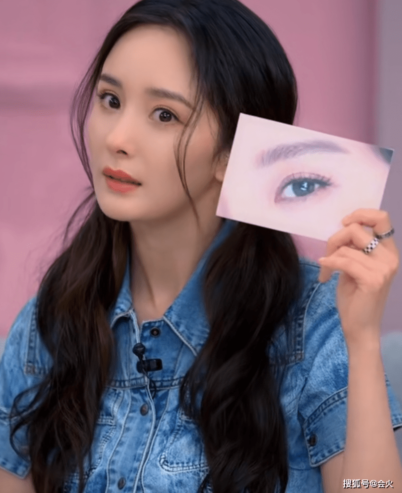 杨幂直播中与baby比美,紧身裙勒出纤细腰肢