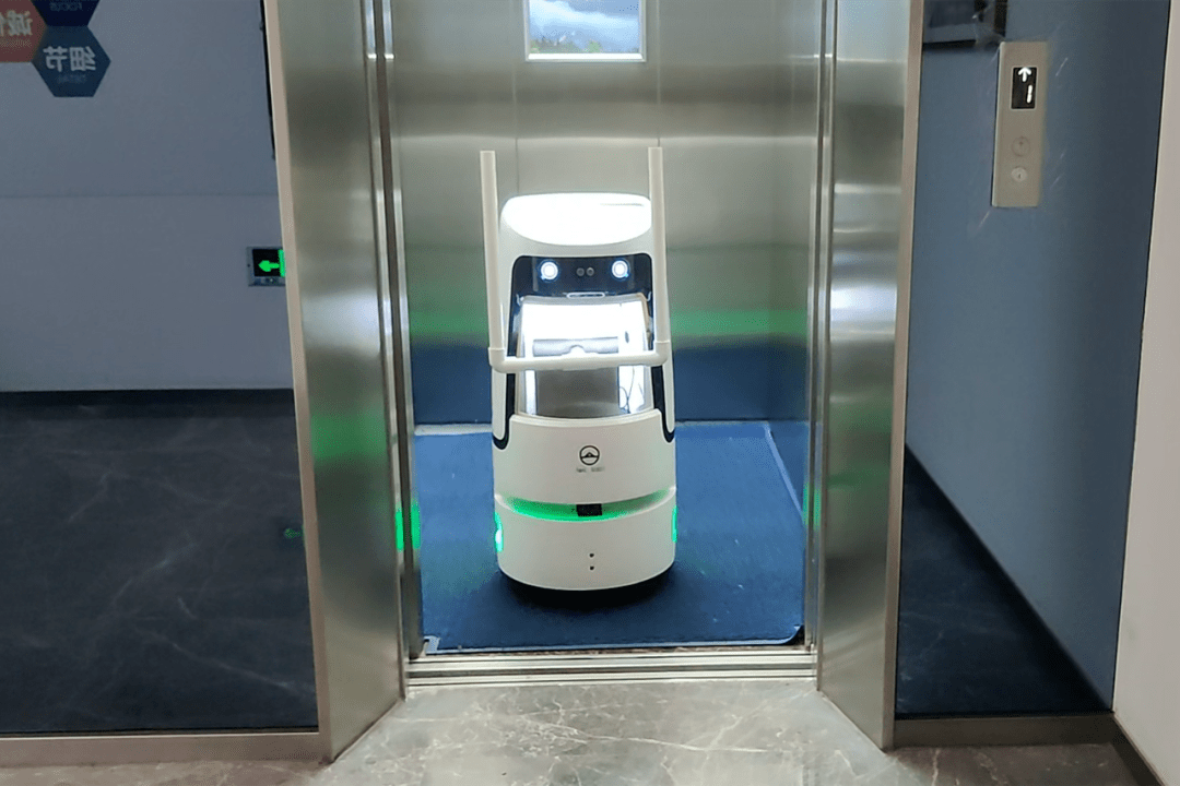 抗疫新力量，会“乘电梯”的消毒机器人上线