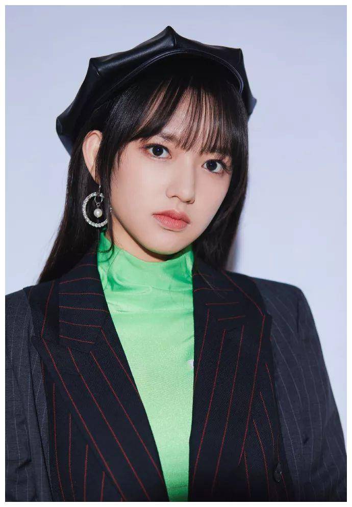 看她穿针织开衫就知道了,丰腴曲线挡不住_铁刘海_look_荧光