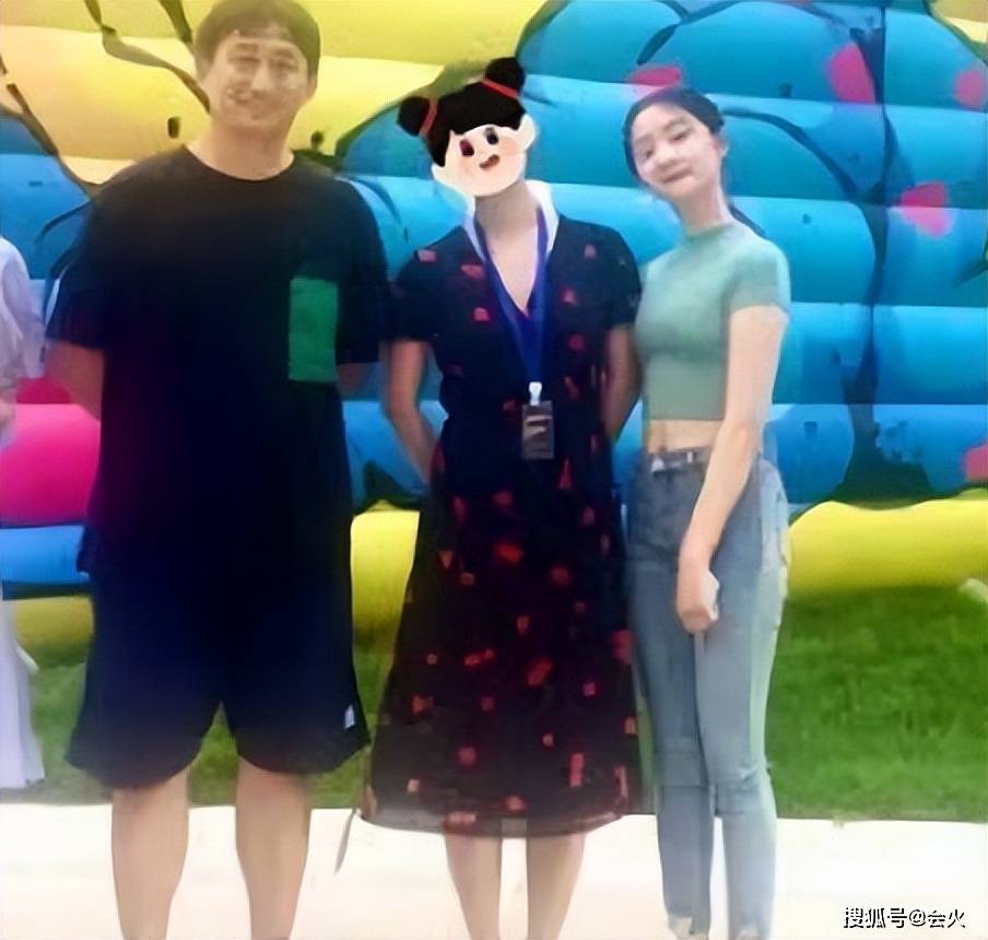 黄磊带女儿看展被偶遇!多多穿露脐装秀长腿