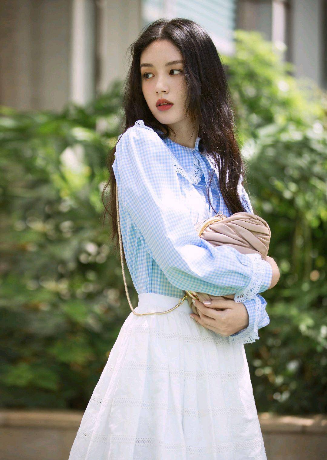 原创山河令主演95后周也穿甜美碎花裙出镜爆红之后越来越潮
