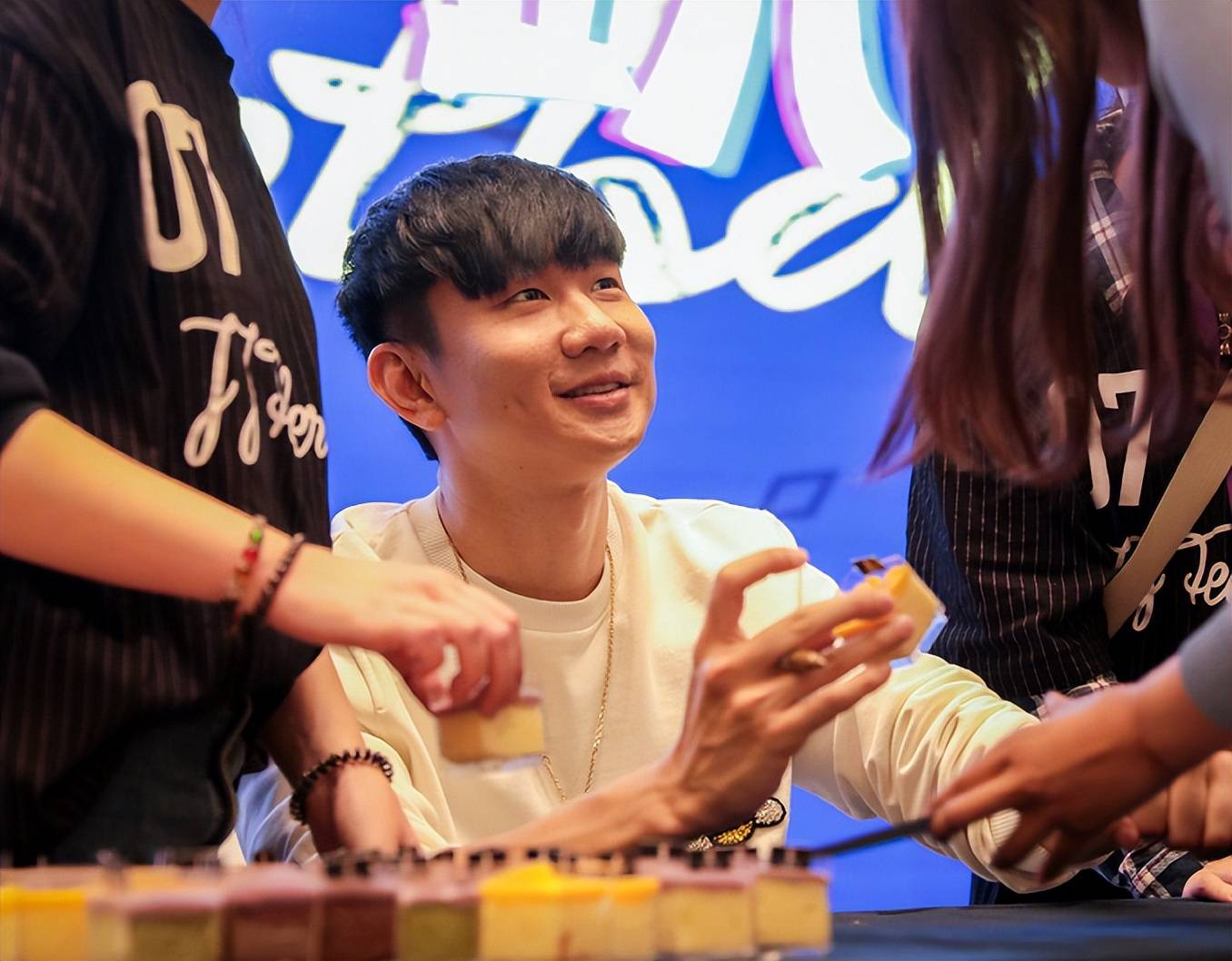 原创41岁林俊杰晒自拍照发文给高考考生加油打气照着抄都能打错字