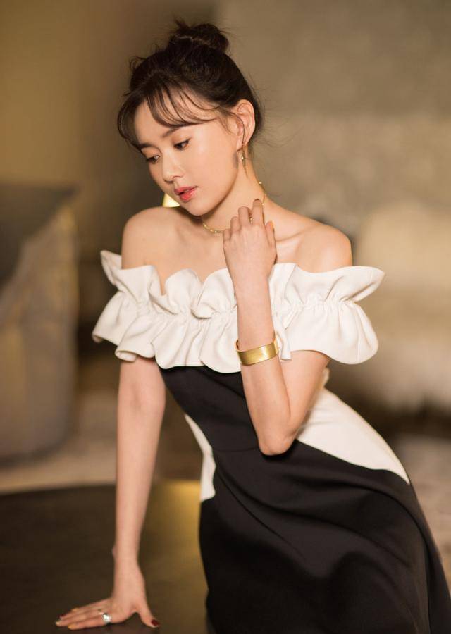 30岁江铠同身材好时尚,穿吊带裙上演"女神坐",双手微挡好迷人_造型