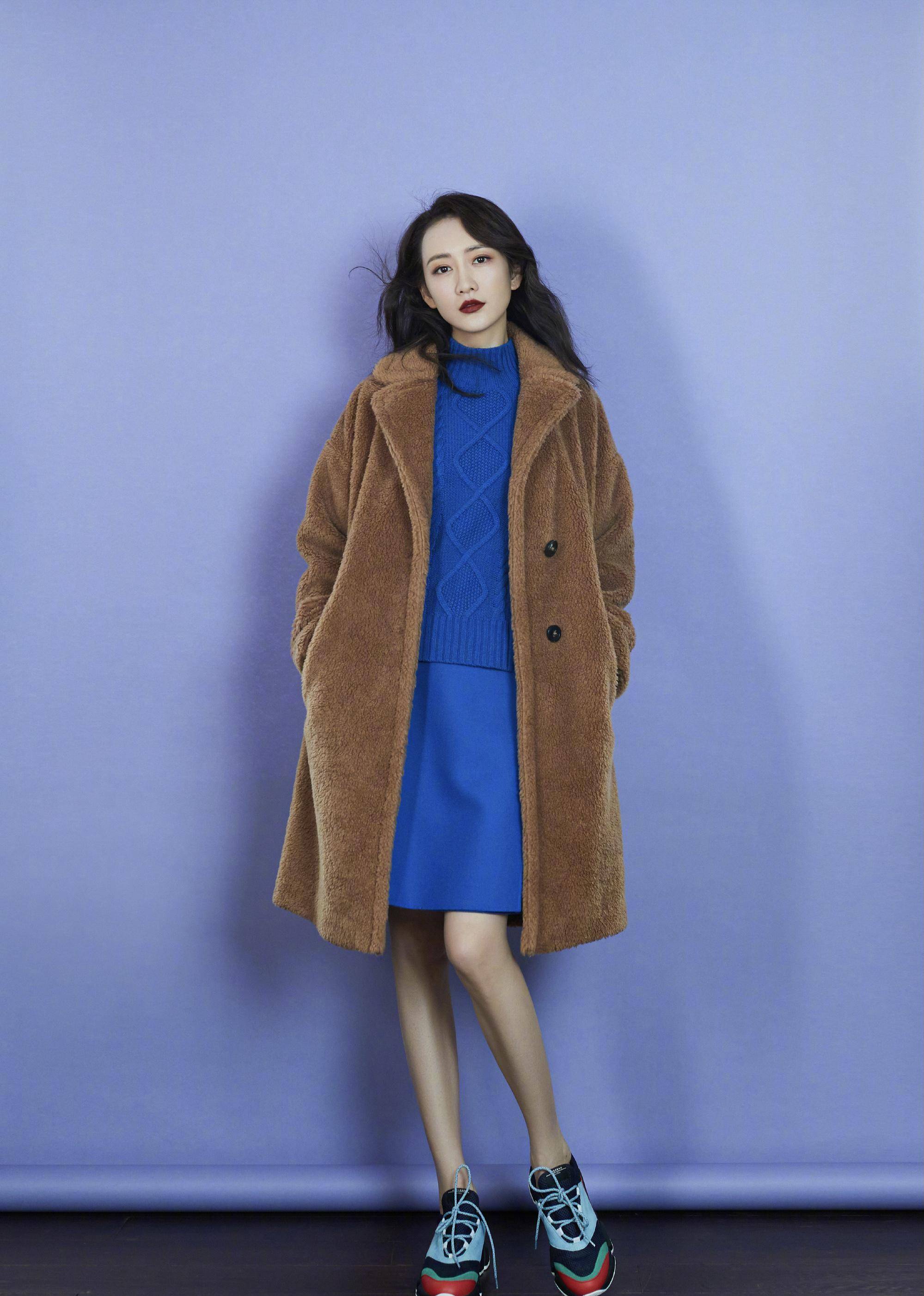 王鸥成浪姐2自拍狂人,逐个与其他姐姐合影,羽毛装长卷发妩媚_连衣裙