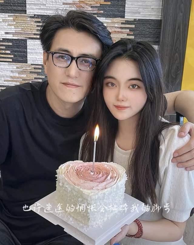 靳东回老家与家人聚会!甜蜜揽外甥女合照
