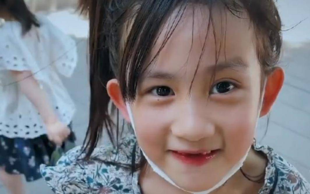 高颜值一家!孙莉晒三胎儿子正脸照,大眼睛圆脸蛋,像缩小版黄磊