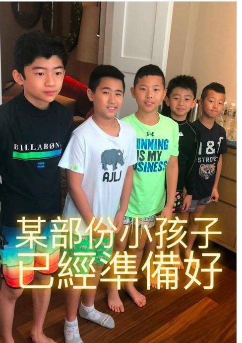 13歲大兒子擁有8塊腹肌,長得高大帥氣,小兒子也是個帥氣的小正太,有