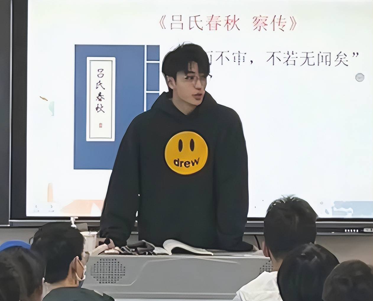 原创因颜生厌大学男老师帅气还有腹肌家长净瞅他不听课