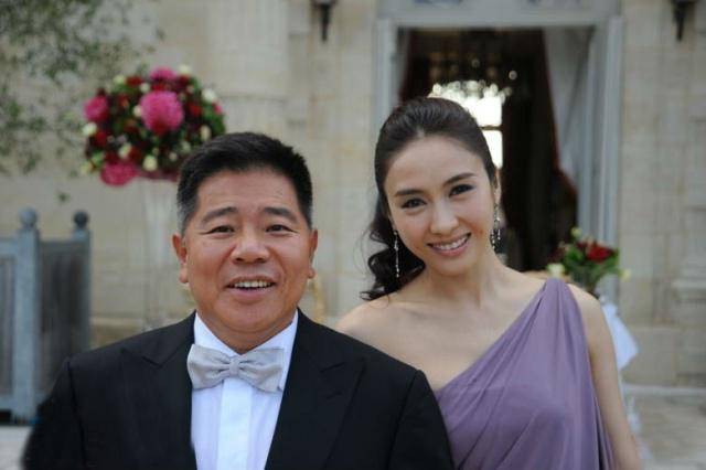 黎姿公司主板上市弟弟黎婴现身为姐姐打call姐弟合影好温馨