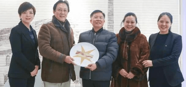 唐国强老婆体态丰盈脸旺夫他69岁身姿挺拔似小伙夫妻好恩爱