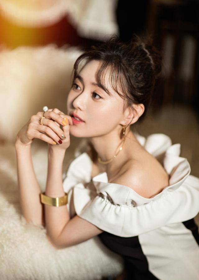 30岁江铠同身材好时尚,穿吊带裙上演"女神坐",双手微挡好迷人_造型