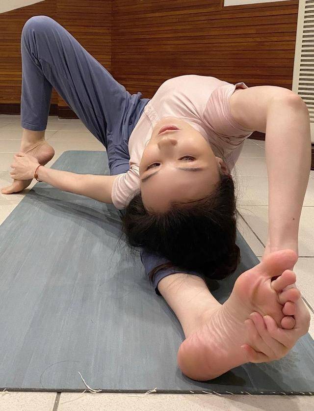 52岁萧蔷展示瑜伽,体态曼妙多姿,难怪被称为"最美琼瑶女郎"_身体_身材