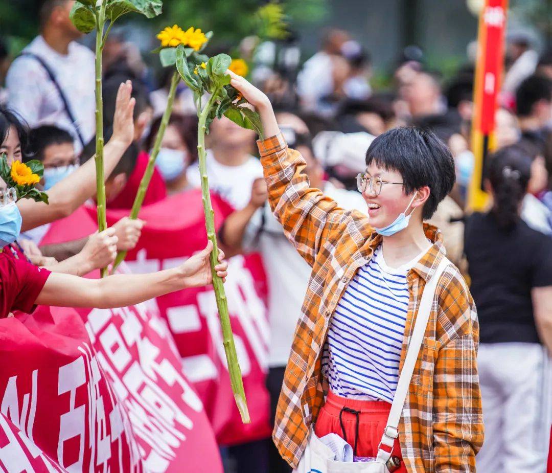 6月7日,考生在贵阳市乌当中学考点和送考老师互动.