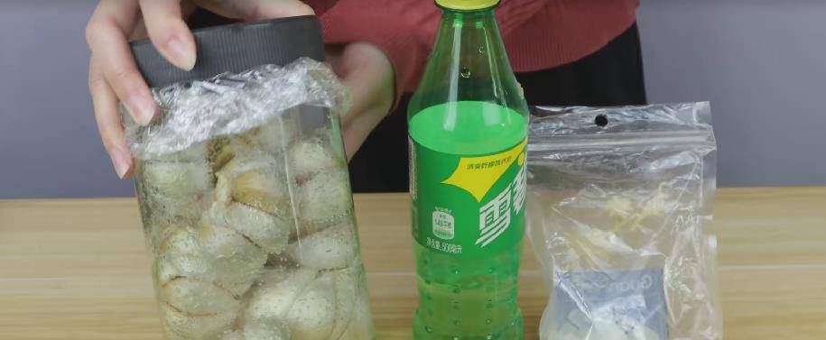 在蒜头里边倒入雪碧,饭店的糖蒜都是这样腌的,酸甜爽脆吃不腻_时候