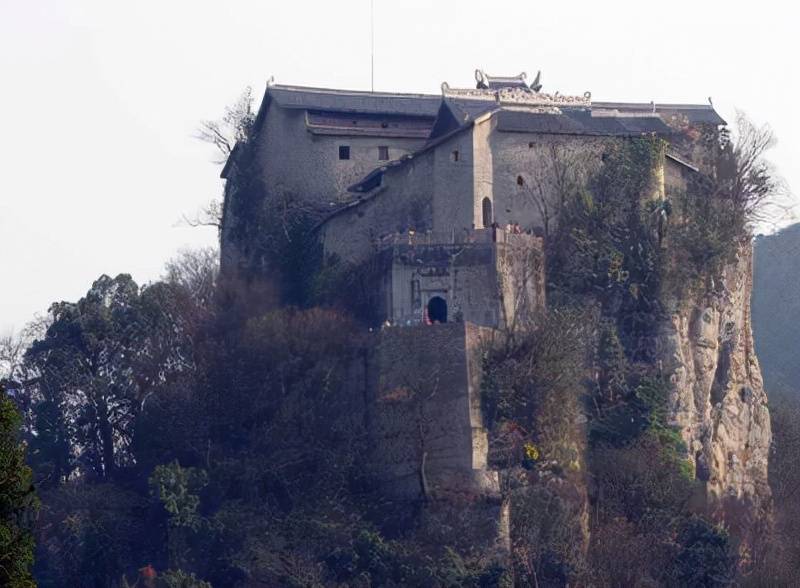 安顺一奇葩寺庙，建在悬崖峭壁上，外形犹如一座城堡历史更是悠久