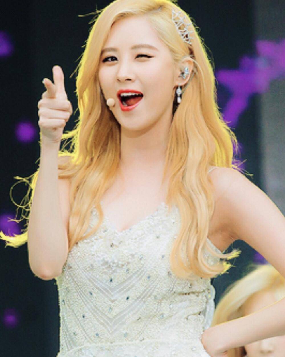 原创少女时代徐贤晒照片手拿泰迪熊超可爱31岁少女感满满