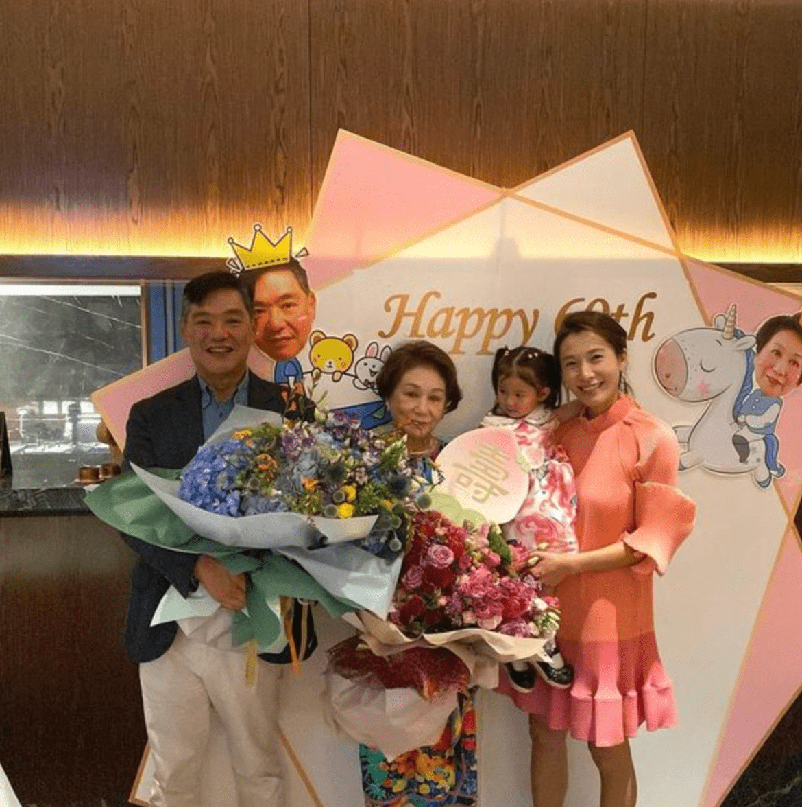怀抱两岁女儿与外孙女合照,四代同堂家庭美满_李美慧_活动_何超琼