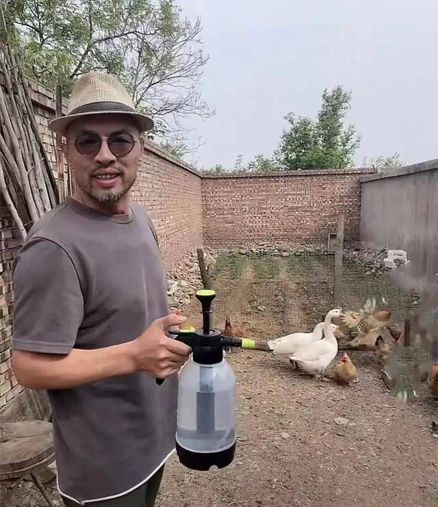 下地干活喂鸡不修边幅,日常骑摩托出行_姚增强_明星_模样