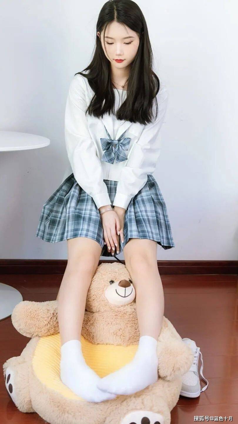 jk裙子长头发模特身材不错阳光时尚大方可爱优雅