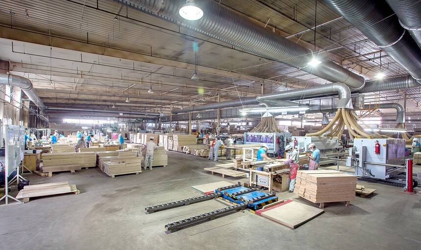 在三层实木复合地板被引入国内市场之初,金隆木业集团便在长白山脚下