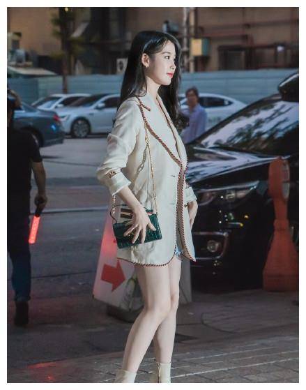 李知恩太软萌,棕色毛绒大衣配牛仔裤,戴奶奶风针织帽更显甜美_小个子