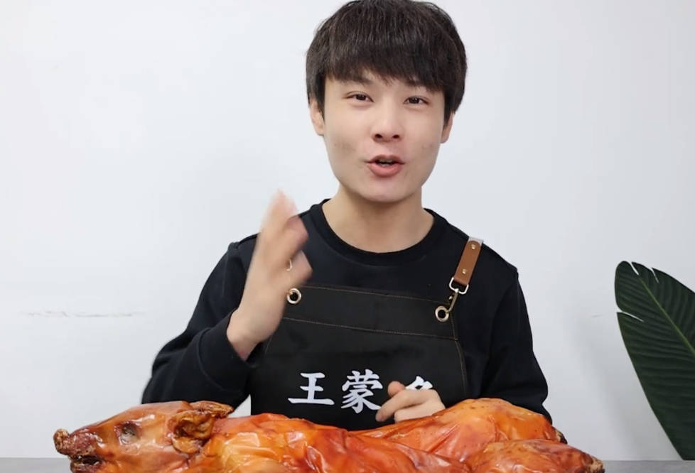 原创你见过脑洞如此大的美食博主吗52米辣条织围巾果冻做成刀