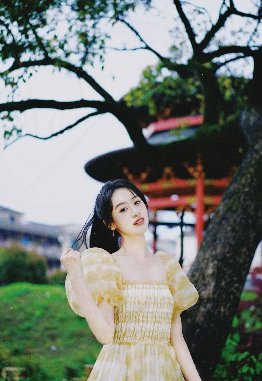 袁冰妍黄色长发优雅写真