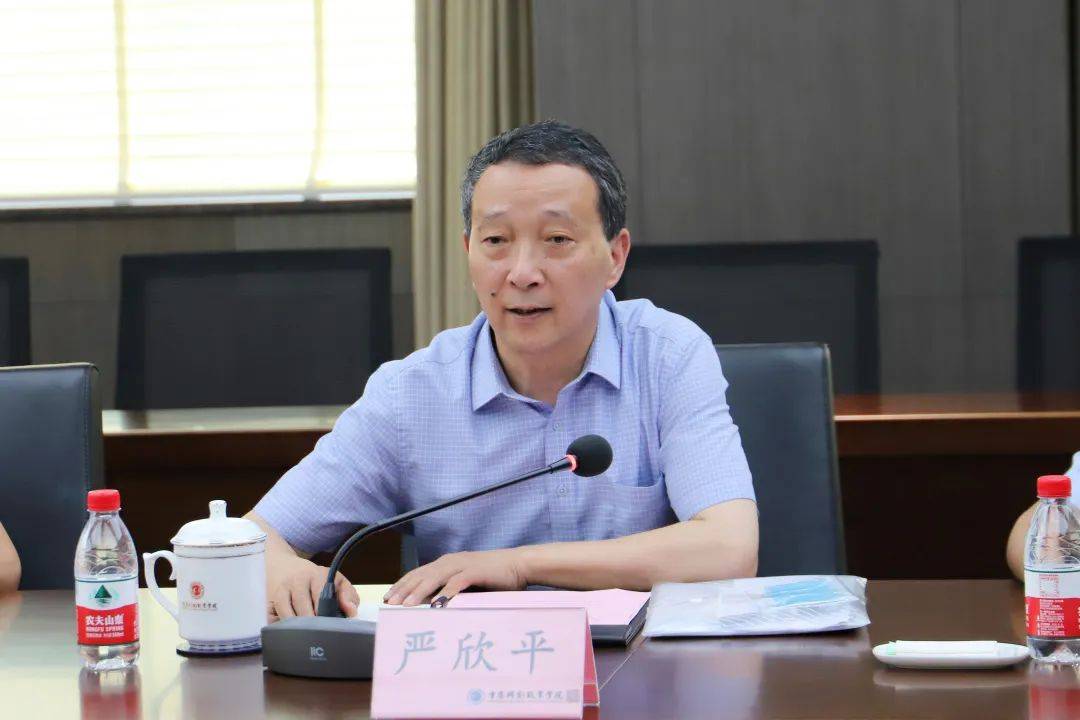 检查组组长严欣平讲话最后,校长陈流汀代表学校对专家组的指导和建议