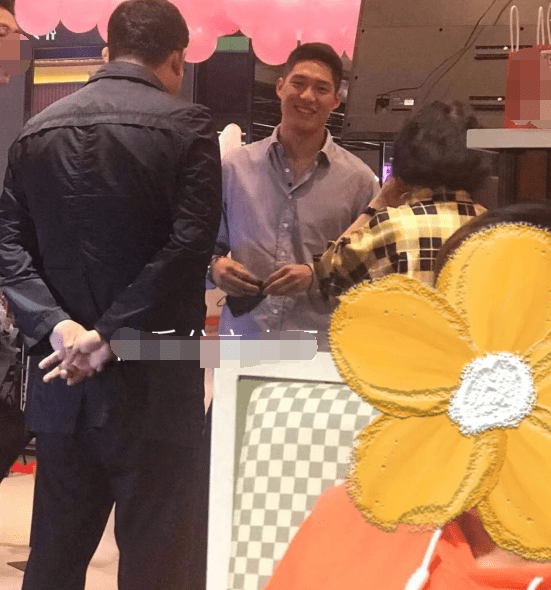 吴永恩现身烤肉店,与多个女粉丝合影被赞绅士手,他