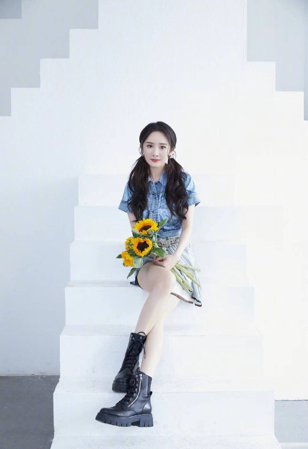 杨幂直播生图释出,牛仔套装搭配双马尾发型,减龄时尚又清爽_短裙_丹宁