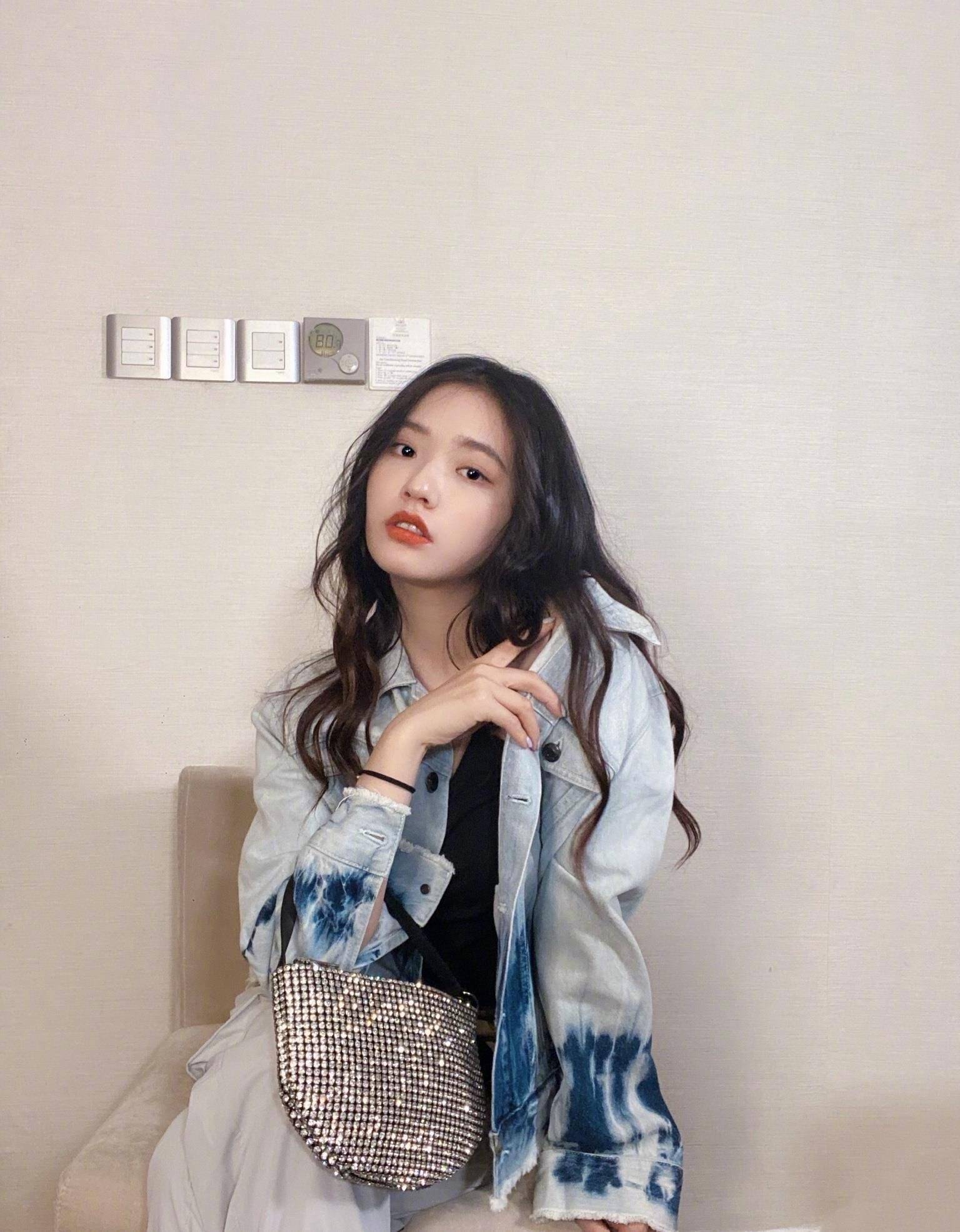 24岁的美人鱼林允穿潮范牛仔装配黑波浪卷尽显青春时尚感