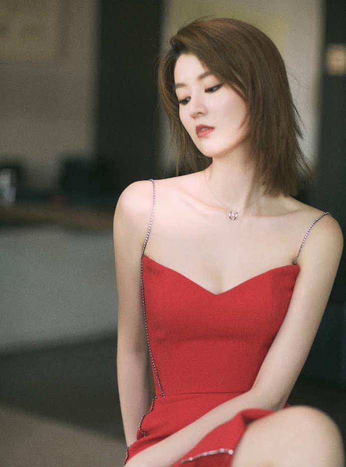 乔欣太飒了!超短发配烟熏妆,绑带凉鞋穿出女人味儿_时尚_设计_造型