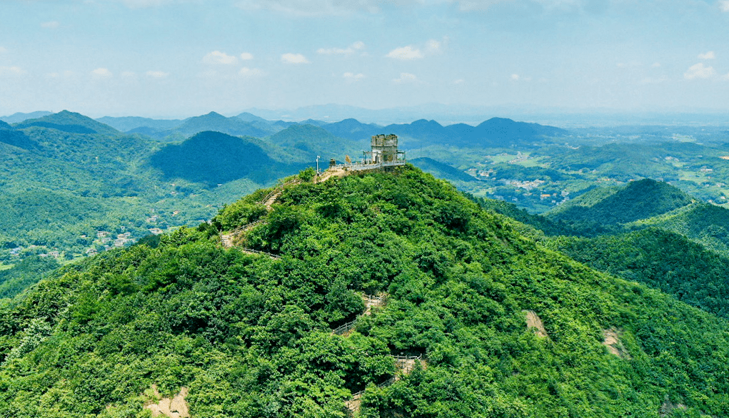 作为南岳衡山72峰之一,乌石峰海拔3775米,巍峨耸立于群山之间