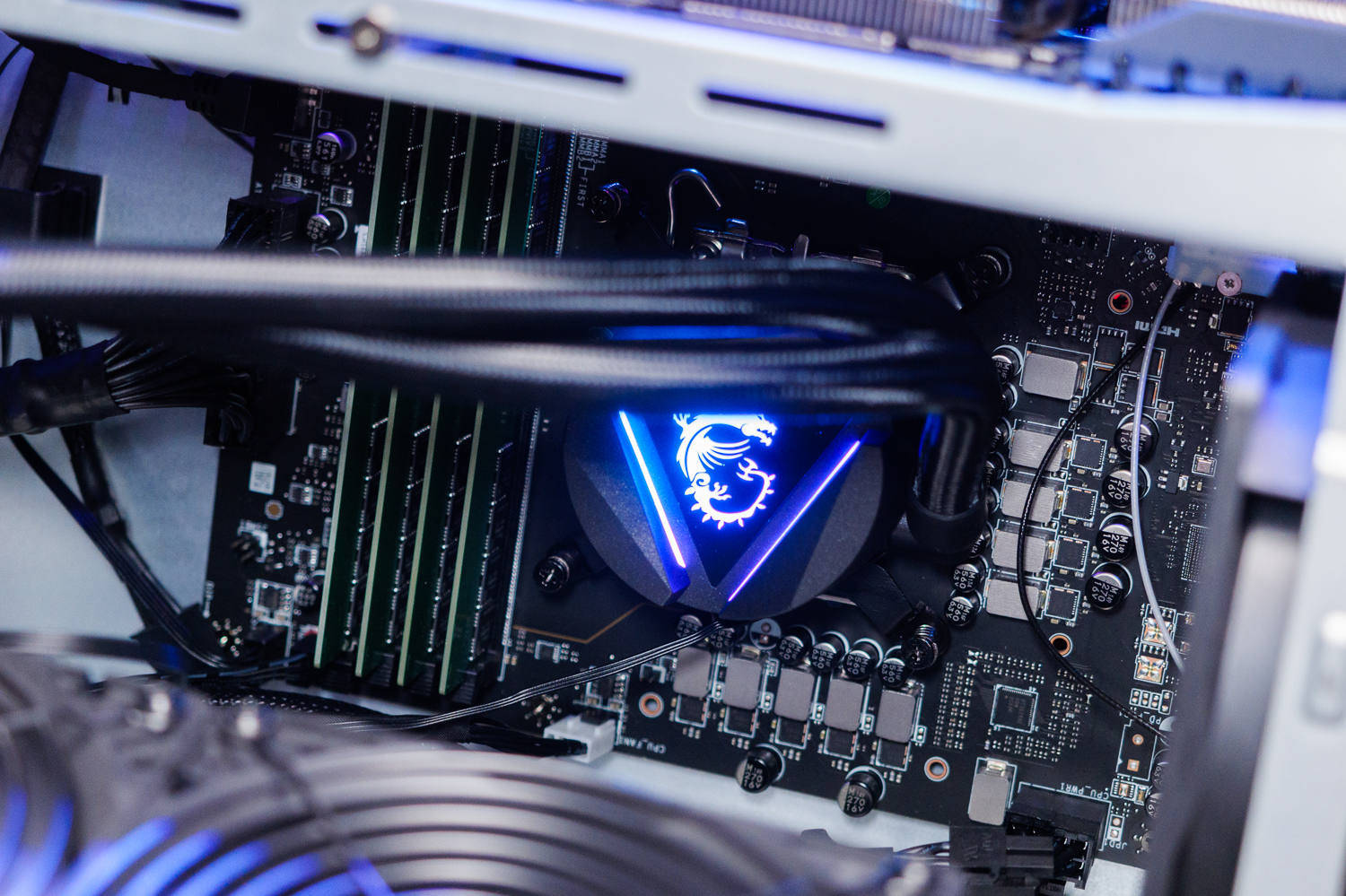 赛博感十足的顶级主机:微星宙斯盾ti5游戏主机